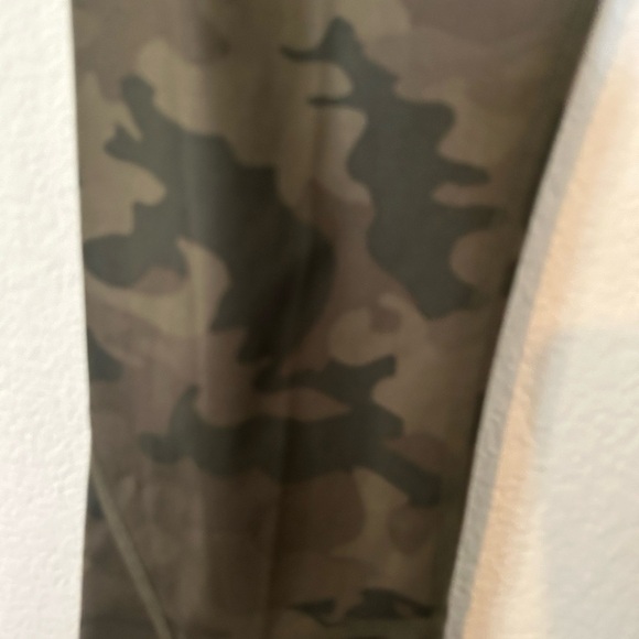 Lululemon Run Inspire Crop |I Legging Savasana Camo
Fatigue Green Size 4 - Picture 6 of 9